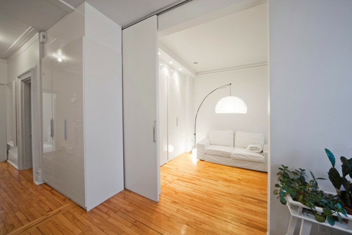 Spálňa s ateliérom má tiež pohovku na relaxáciu spálňa s ateliérovou sedačkou, biele parkety