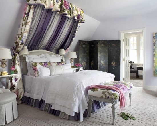 vintage-spálňa-so šikmým stropom-baldachýnová posteľ