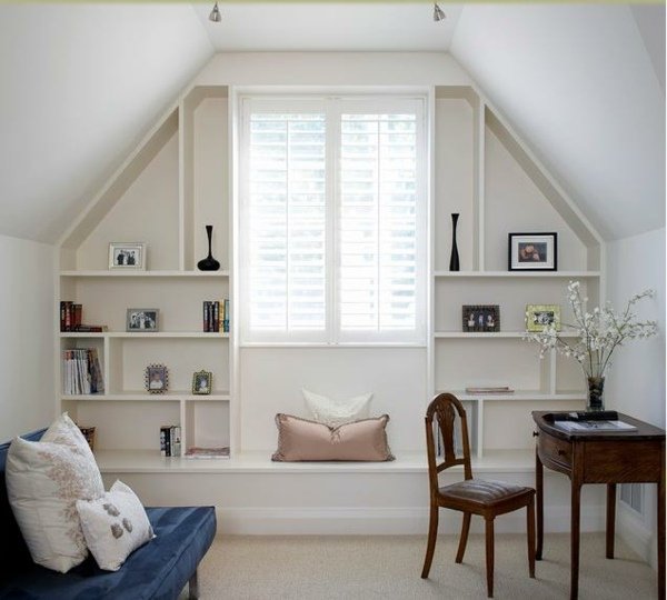 Dizajnové nápady-spálňa-so šikmými stropmi-police