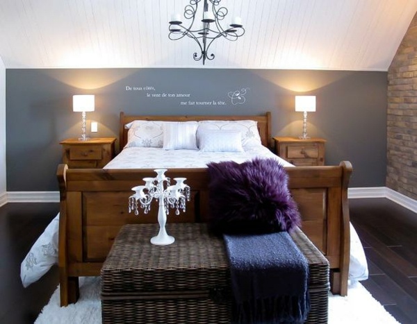 Spálňa-so šikmou strechou-prízvuk-stena-šedá