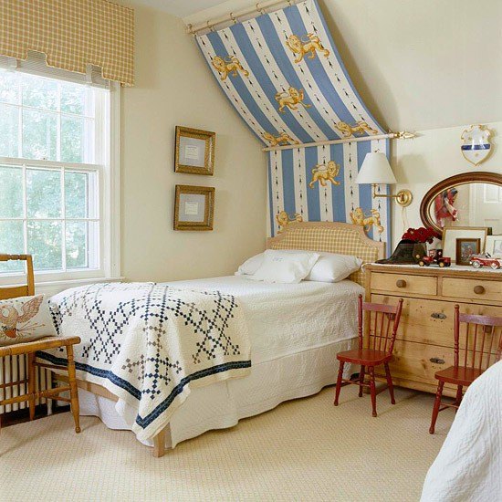 Spálňa so šikmým stropným baldachýnom