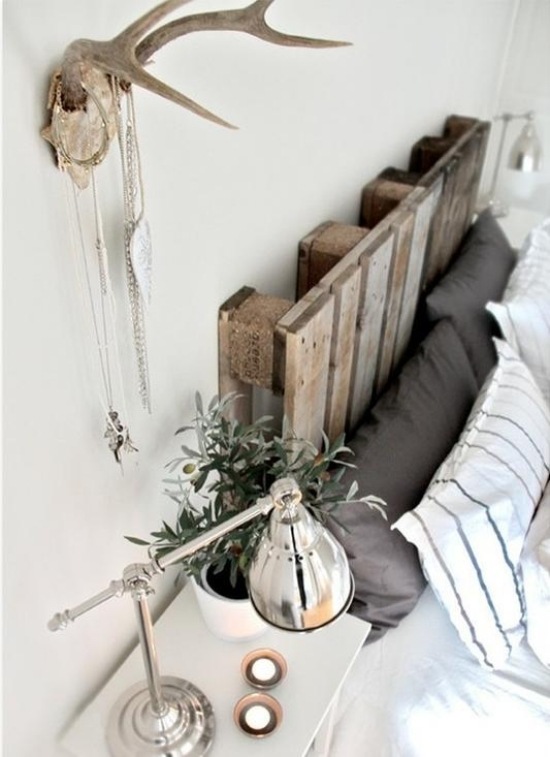 Nápady na čelo postele z palety, ako sa v spálni ocitnúť