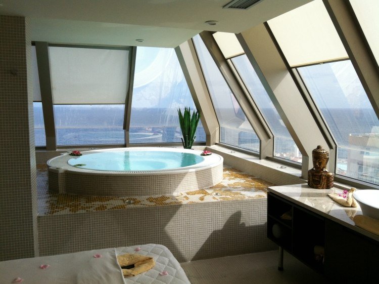 Spálňa s nádherným výhľadom na mesto a jacuzzi Spálňa so šikmou stenou a výhľadom na vírivku-okrúhla minipool-sklenená stena