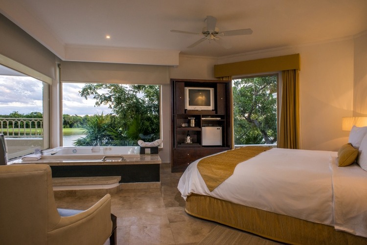 skvelá izba s výhľadom a jacuzzi v -travertínová podlaha-pohľad-okno-stena-posteľ-perina-tv-tv stena