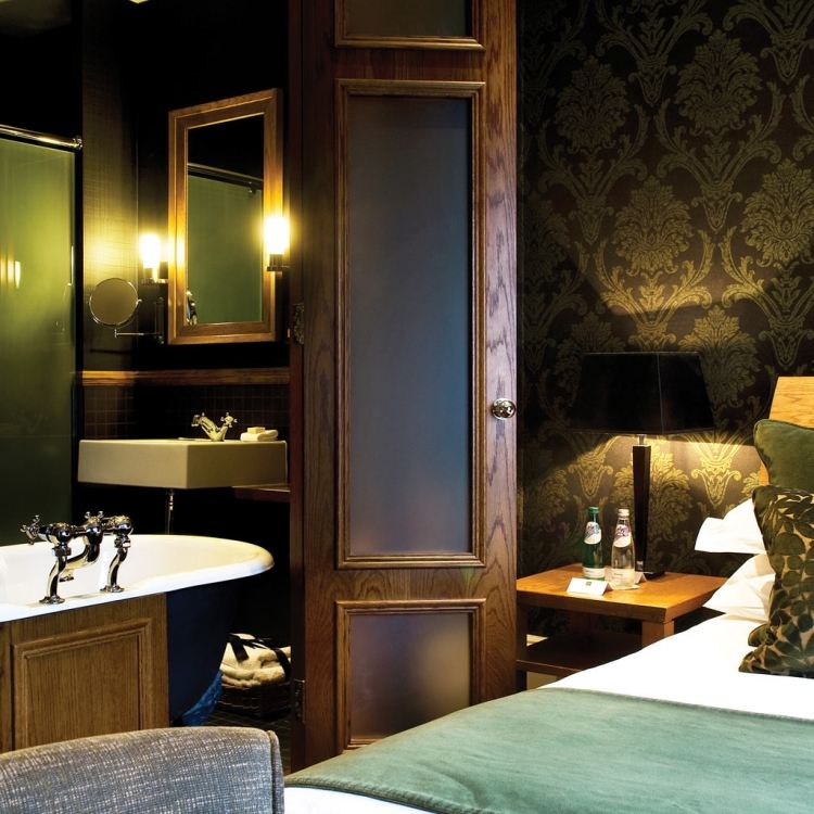 Samostatná spálňová kúpeľňa s dverami do skrine spálňa-jacuzzi-vaňa-dvere-drevo-luxusná-skriňa-posteľ-tapeta