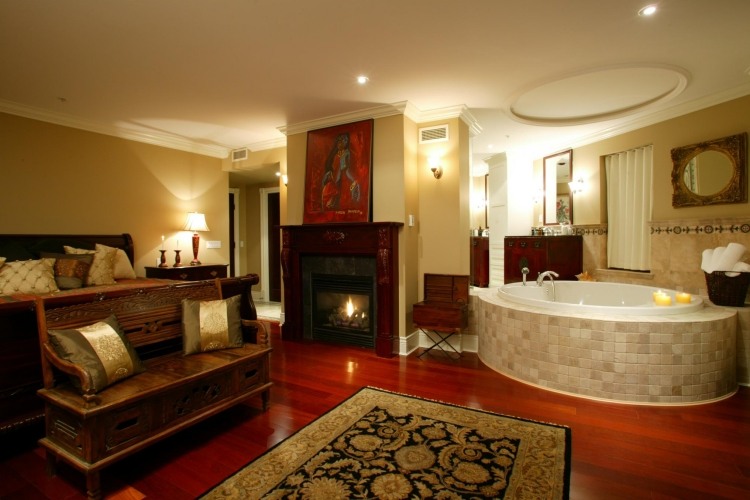 Integrujte okrúhlu vírivku do spálne spálňa-vírivka-luxus-zlatá-deko-vaňa-kachle-hranaté-osvetlenie-diskrétne