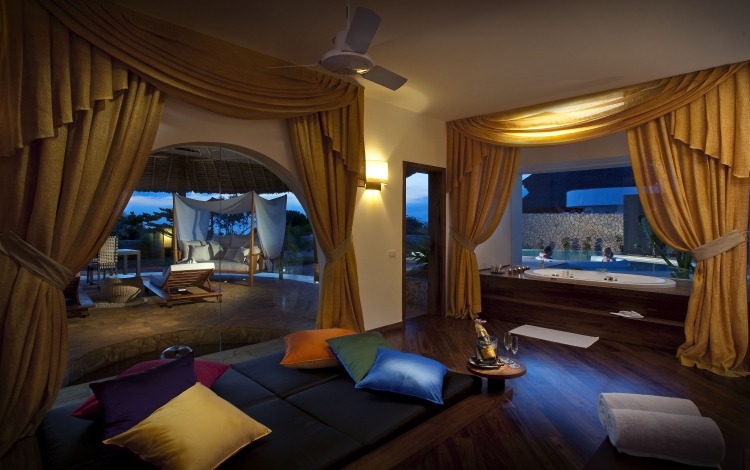 Spálňa s exotickým nádychom a jacuzzi spálňa-vírivá vaňa-vankúše-exotické-šumivé víno-osvetlenie-závesy
