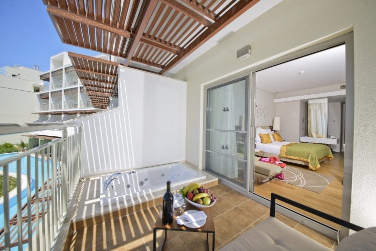 Vírivku na balkóne spálne rozdeľte sklenenými dverami spálňa-vírivá vaňa-terasa-sklenené dvere-patio-dvere-posuvné-dvere-pec-leto-prázdniny