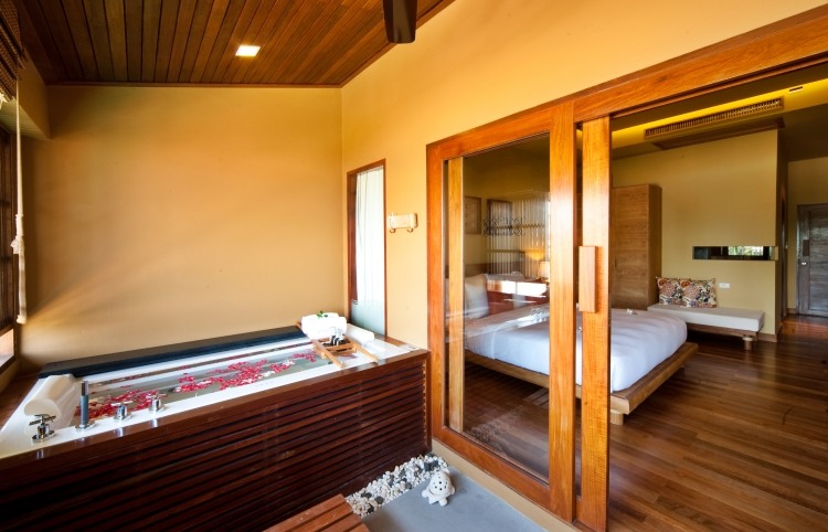 pekný útulný interiérový dizajn s drevom a vírivkou na balkóne spálne spálňa-vírivka-jacuzzi-terasa-posuvné-dverové-oddelenie-oddelenie-parketová podlaha