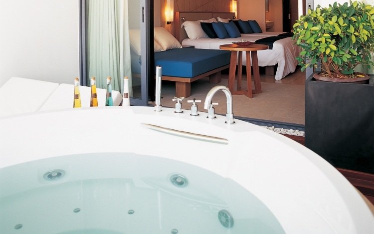 Oddelené spálne sú len s presklenými dverami spálňa-vírivka-jacuzzi-terasa-dvere-krásne