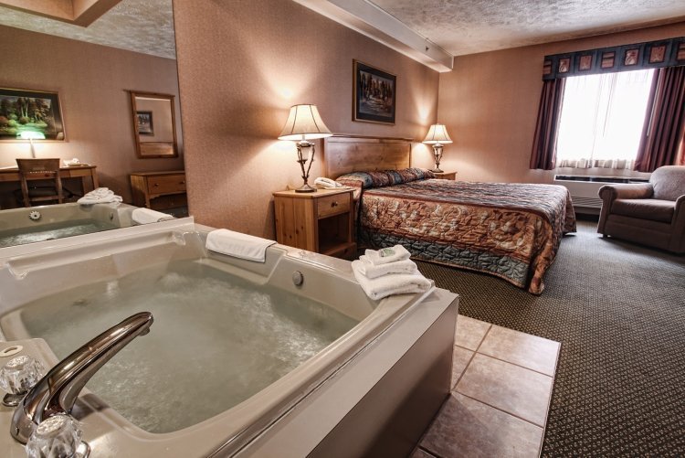 Hotelové izby s jacuzzi na súkromné účely spálňa-vírivka-hotelová izba-koberec-nočná lampa-jacuzzi-luxus