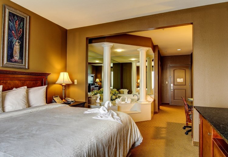 Luxusné izby s vlastným wellness centrom - jacuzzi spálňa-vírivka-hotelová izba-posteľ-biela-perina-stĺpik-rohový-mokrý priestor