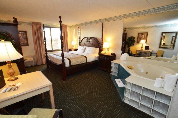 rôzne varianty na opláštenie vírivky - tu so sklenenými nádobami spálňa-vírivá vaňa-sklo tehla-drevo-posteľ-stôl-lampa-okno-koberec