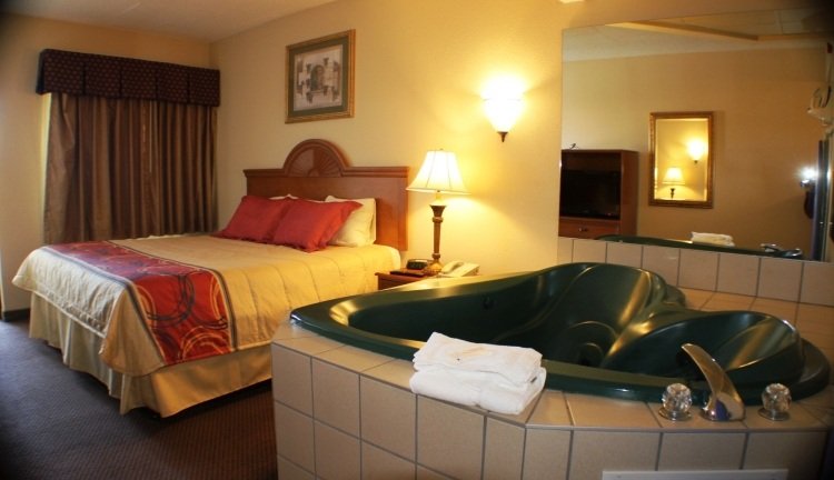 Vaňa môže byť navrhnutá aj v tmavých farbách spálňa-vírivá vaňa-kachle-vaňa-tmavý-náter-manželská posteľ-zrkadlo-stena