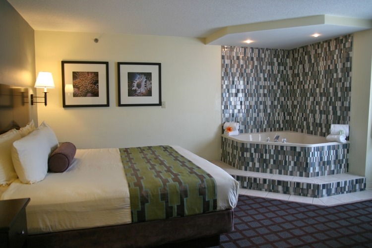 vizuálne rozdeľte oblasť na kúpanie obkladaním spálňa-vírivka-rohová dlažba-sivá-biela-čierna-koberec-podlaha-osvetlenie postele