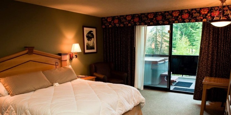 voliteľne môžete umiestniť vírivku na balkón spálňa-vírivá vaňa-manželská posteľ-po-lampe-terasa-patio-dvere-koberec-krasna