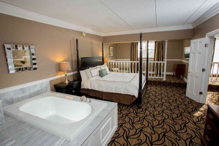 priestranná obývačka s integrovanou vírivkou spálňa-vírivá vaňa-bet-otvorený-koberec-hnedý-vzor-čierny