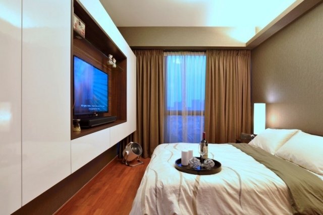 malá spálňa hnedo biele vstavané skrine televízor s plochou obrazovkou malá spálňa, hnedo-biela, vstavaná skriňa, TV s plochou obrazovkou