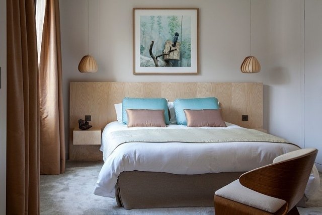 malá spálňa svetlá stena farba drevená hlava postele hnedé závesy malá spálňa-svetlá-stena-farba-drevená-posteľ-hlavné-hnedé závesy