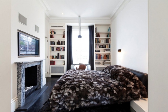 malá spálňová krbová stena televízne knižnice kožušinová deka malá spálňa-krb-stena-tv-poličky na knihy-kožušinová deka