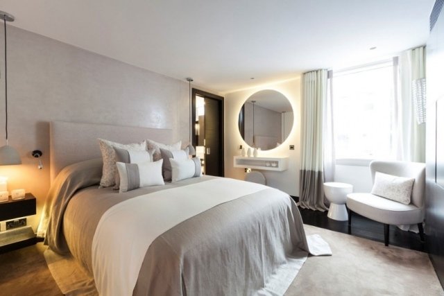 moderná spálňa svetlo šedá biela okrúhle nástenné zrkadlo nepriame osvetlenie Urobte zo spální moderné svetlo sivobiele-okrúhle steny-zrkadlo-nepriame osvetlenie