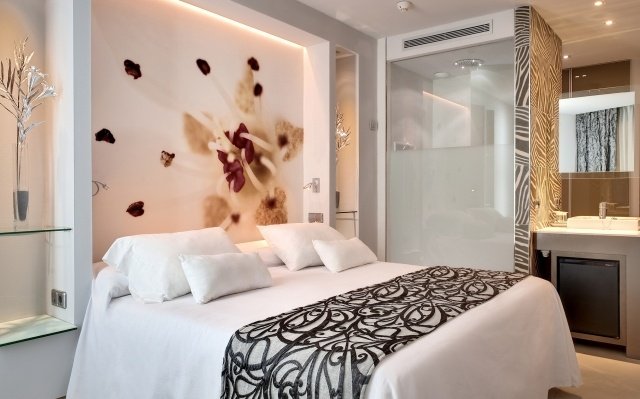 malá spálňa biela béžová fototapeta kvet nepriame osvetlenie malá spálňa-biela-béžová-foto-tapeta-kvetina-nepriame-osvetlenie