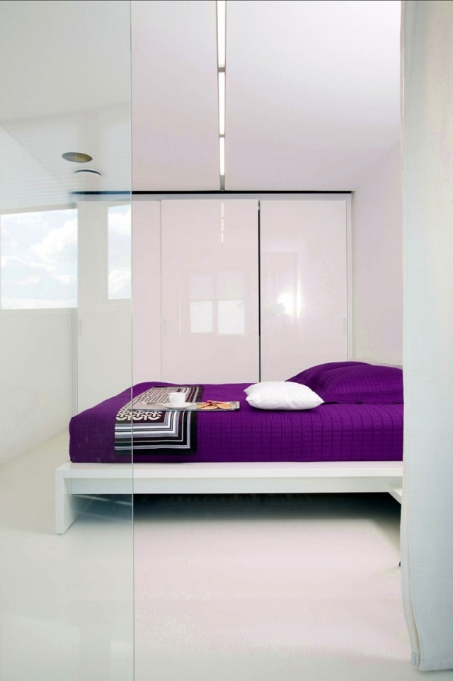 malá spálňa biela šatníková skriňa s vysokým leskom purpurový prízvuk posteľná prikrývka malá spálňa-biela-vysoký-lesk-šatník-purpurový-akcent-prehoz-posteľ