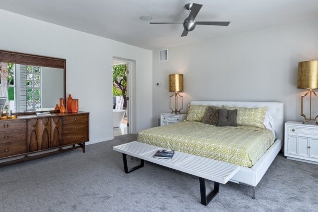 dizajn spálne biela čalúnená posteľ drevená komoda mosadzné svetlá na stôl dizajn spálne-bielo-čalúnená posteľ-drevo-komoda-mosadz-stolné žiarovky