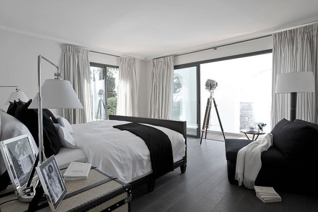 spálne čiernobiele sklenené posuvné záhradné závesy spálňa-čierne-biele-sklenené-posuvné-dvere-terasa-závesy