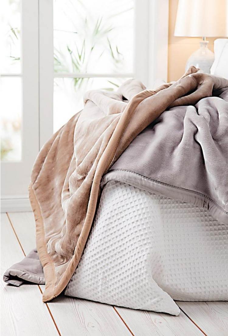 útulné prehozy z polyesteru v šedej a béžovej farbe útulné-periny-polyester-šedo-béžová