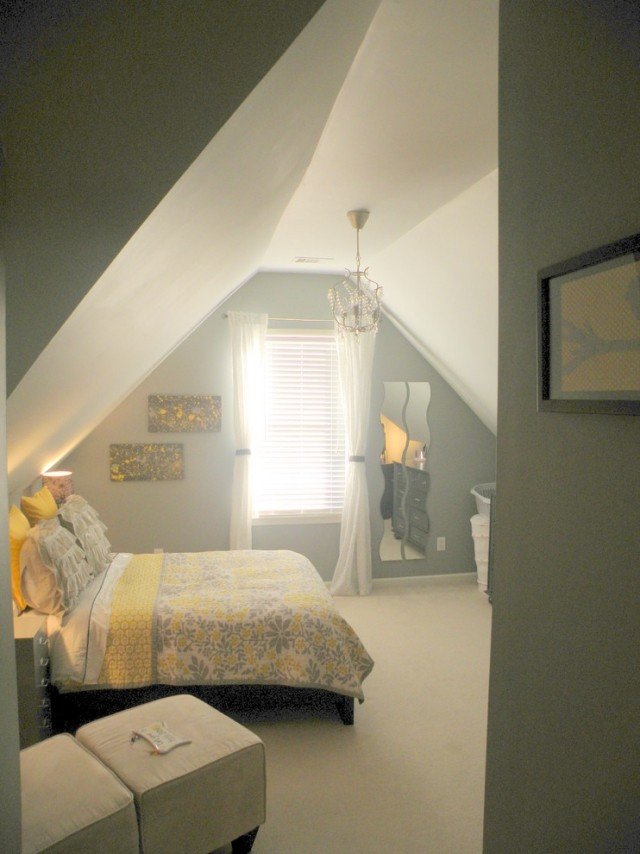 Použitie-sivých stien-žltých-akcentov-zostáv-izieb-so šikmými stropmi