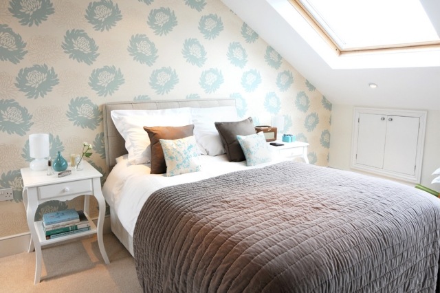 zodpovedajúci-vkusný-nábytok-spálňa-šikmá-strecha-stena-dizajn