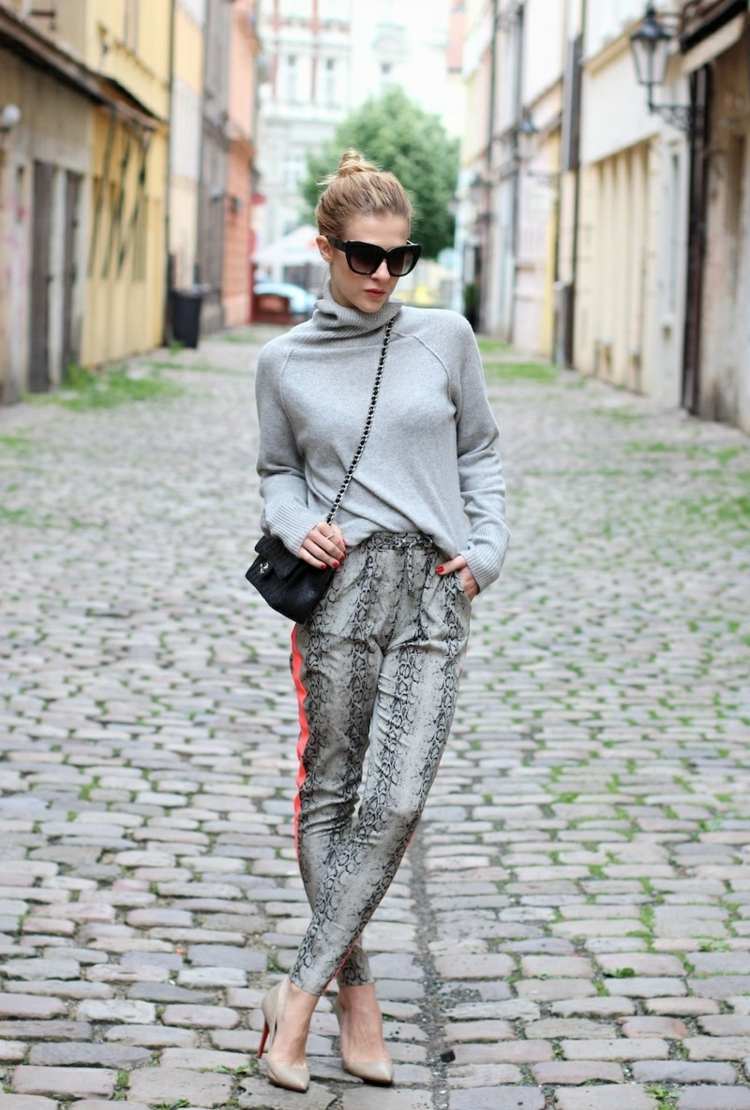 Hadové nohavice kombinujú sivý sveter s vysokým opätkom, módne trendy pre ženy