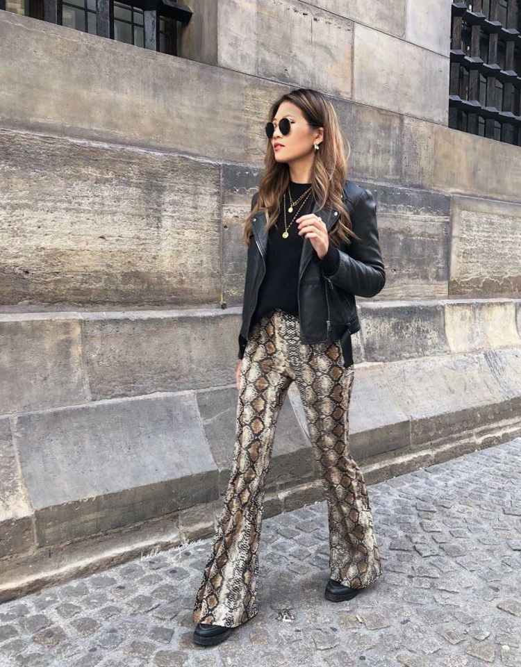 Nohavice hadí vzor kombinujú čiernu koženú bundu nápady každodenného oblečenia pre ženy