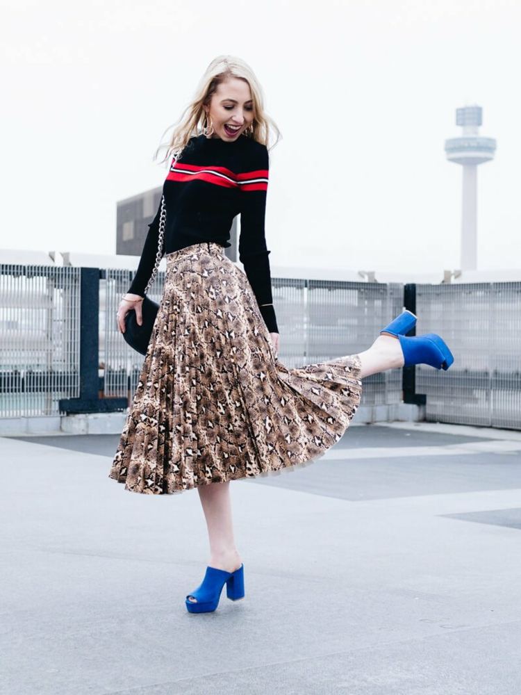 Sukňa s hadou potlačou A-line modré topánky kombinujú módne trendy pre ženy