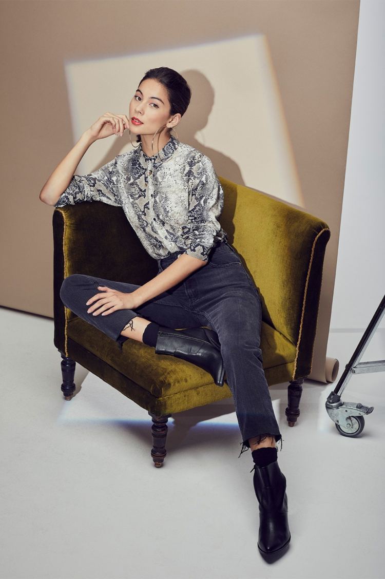 Tričko so vzorom hada kombinuje nápady na každodenné oblečenie s módnymi trendmi pre ženy