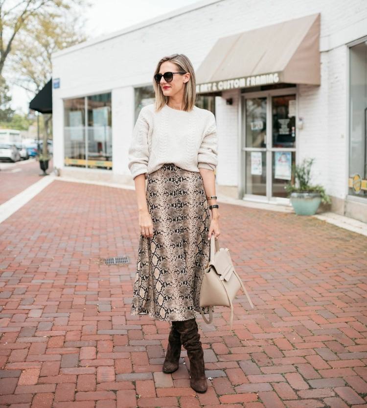Sukňa s hadou potlačou svetrová kabelka po kolená béžová módne trendy