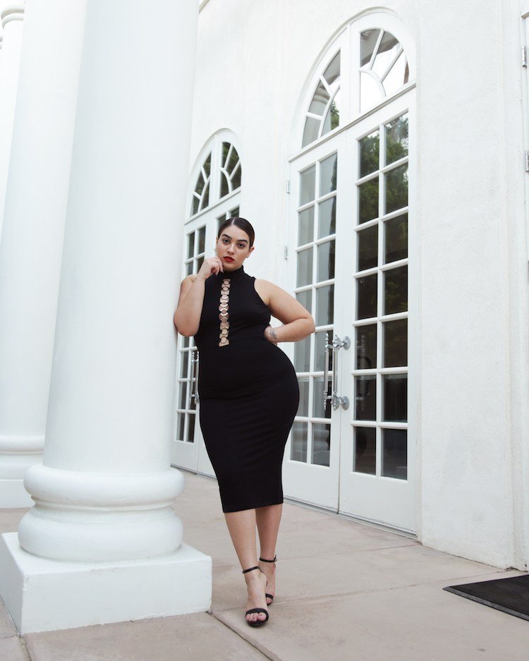 Tenší vzhľad -styling-tipy-čierne-šaty-postava-objímanie-akcent