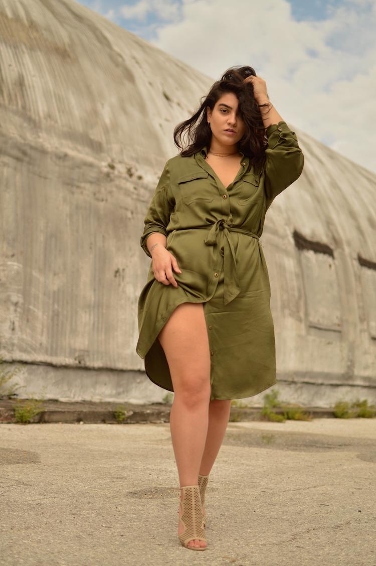 styling-tipy-tenší-vzhľad-šaty-khaki-tečúce