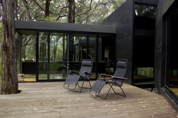 moderný dizajn domu v prírode drevená paluba