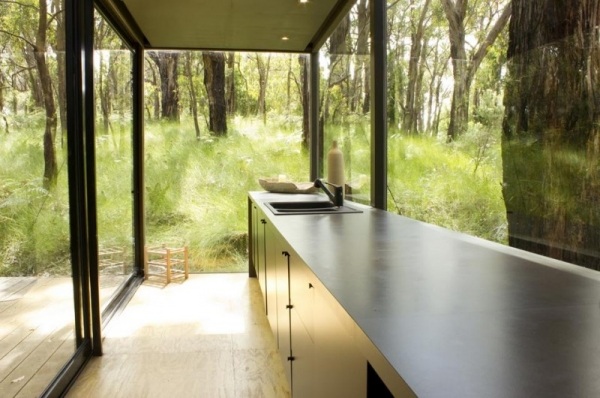 moderný dizajn domu v prírodnej sklenenej kuchyni