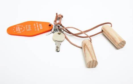 nástenná polica s magnetickým otváračom tajného oddelenia Torafu Architects