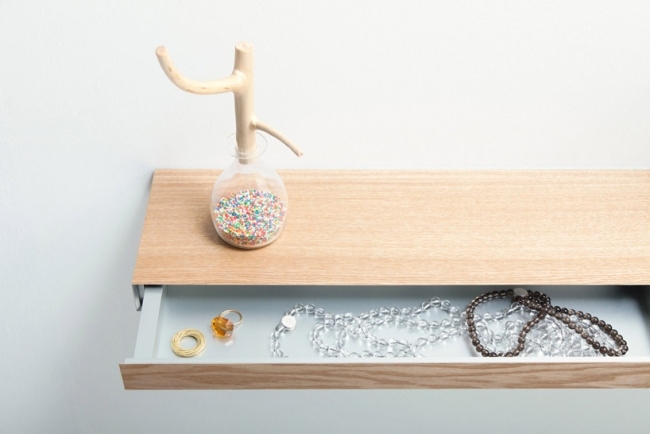 polica s tajnou priehradkou alu z prírodného dreva vyzerá tenko