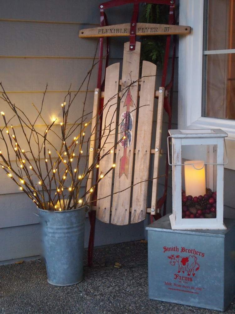 nápady vianočné dekorácie vchod do domu zinkový kontajner sánky