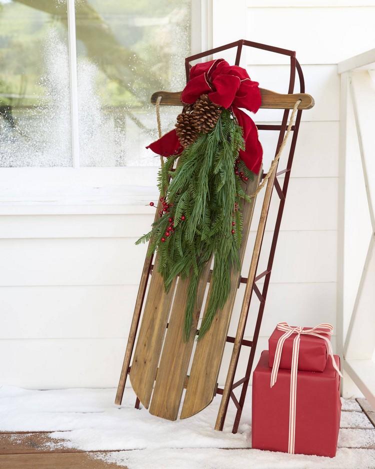 Sánky na Vianoce zdobia jedľové vetvy bobule šišky očko