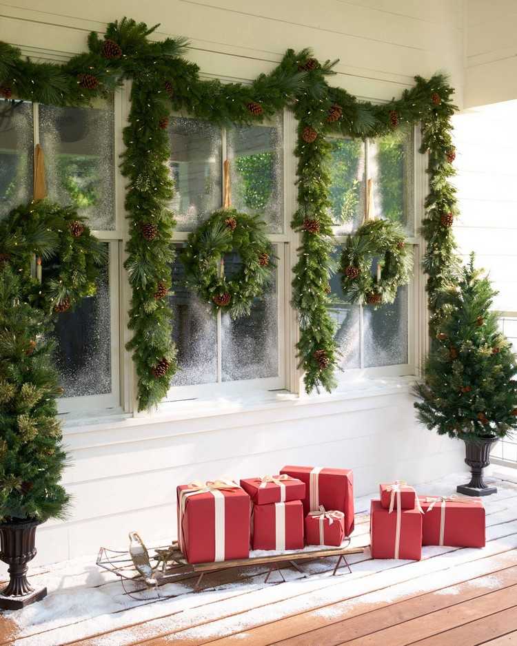 vchod do domu ozdobiť vianočné girlandy vence sane darčeky