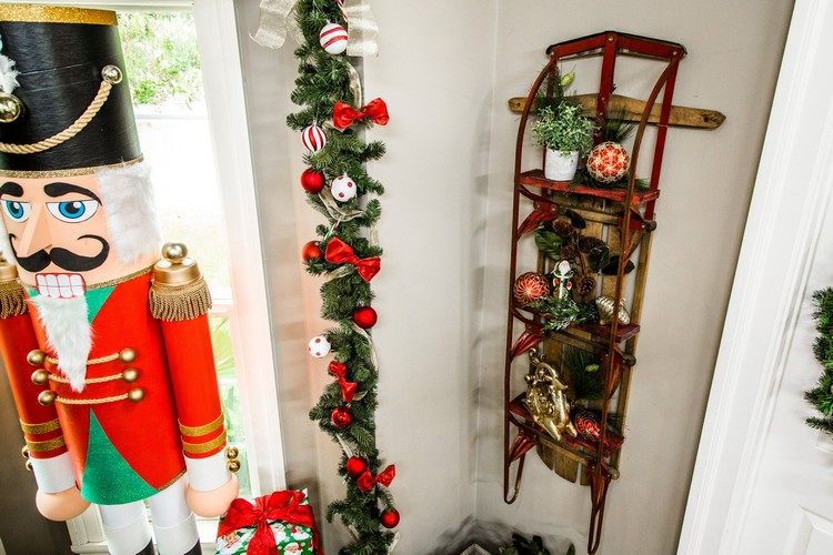 výzdoba police na saniach vianočný byt ozdobiť