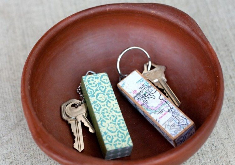 kľúčenka-urob si sám-drevo-blok-mesta-mapa-vzorovaná-misa-drevo-hnedá