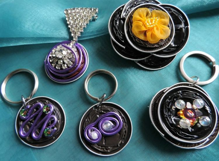 kľúčenka-vyrobte si-nespresso-kapsule-zdobené-farebné-kovové-prstene-kvetinové perly