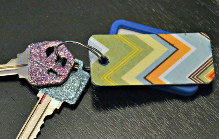 kľúčenka-urob si sám-kľúč-trblietka-darčeková karta-farebné-vzorované
